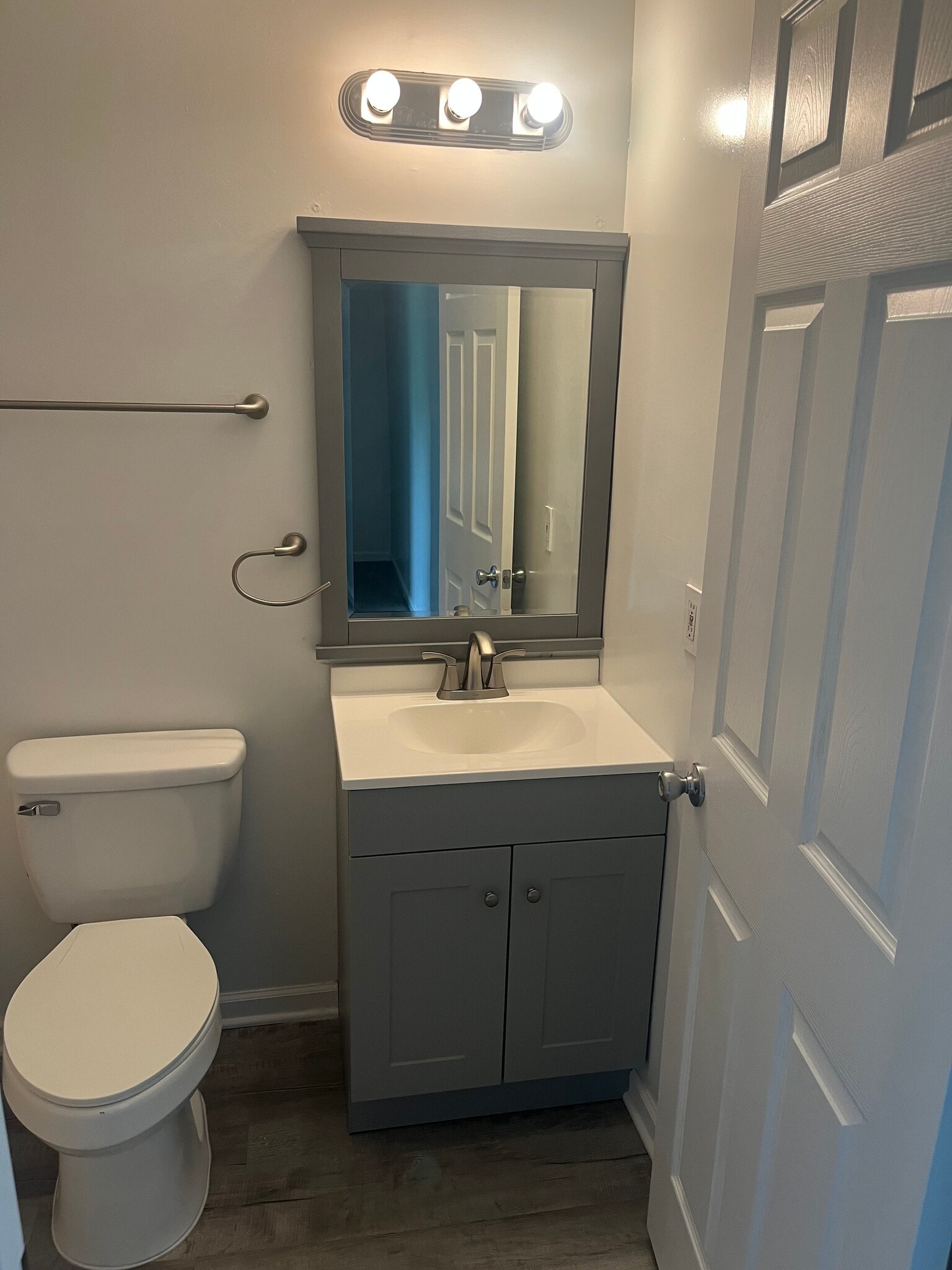 Full Bath - 5136 Pecan Dr