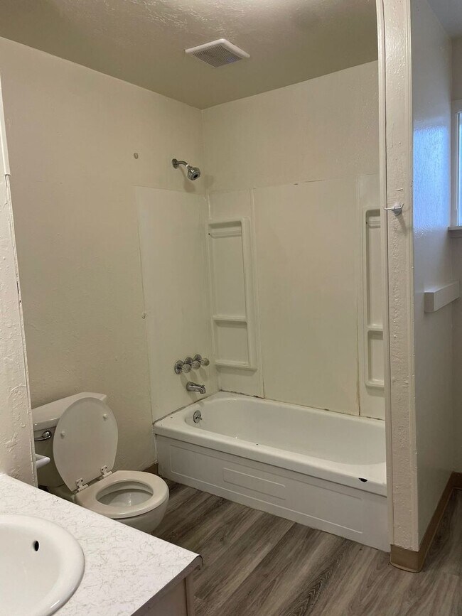 Building Photo - 2148