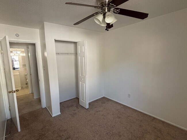 Building Photo - 2 Bedroom, 1 Bath Condo in Virginia Beach