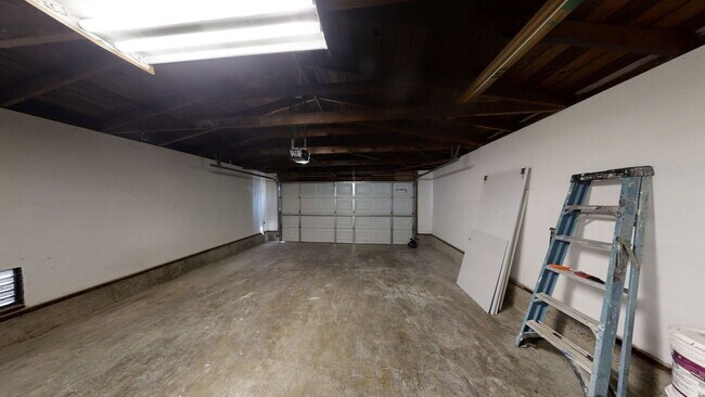 Building Photo - Newly Renovated! 4BD/2BA