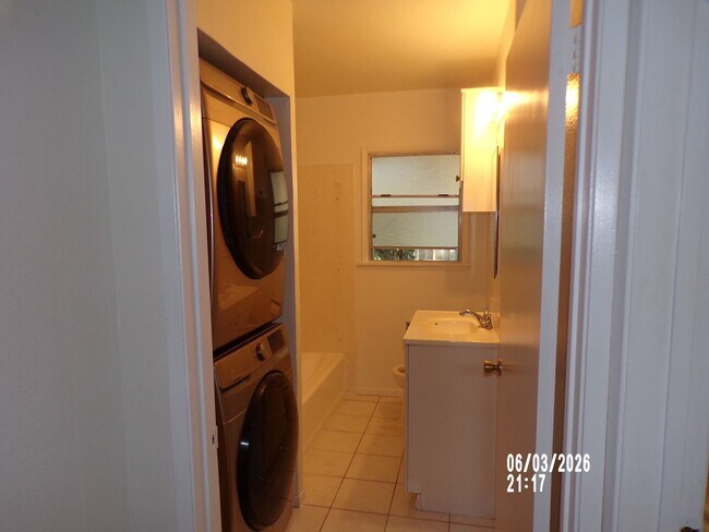 Building Photo - 2 BR 1 BA in Baldwin Hills area. Gated private community with pool, tennis, spas, park areas, and...