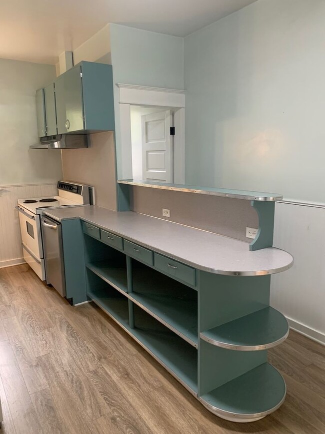 Building Photo - Two Bedroom Victorian Home For Rent in the Brooklyn Neighborhood!