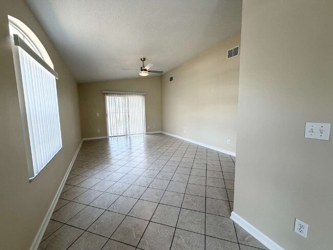 Building Photo - "Charming 2-Bed, 2-Bath Villa Retreat in New Port Richey!"