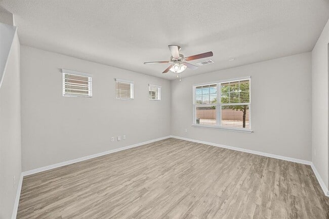 Building Photo - Sorrento Free Standing Home/Condominium - ...