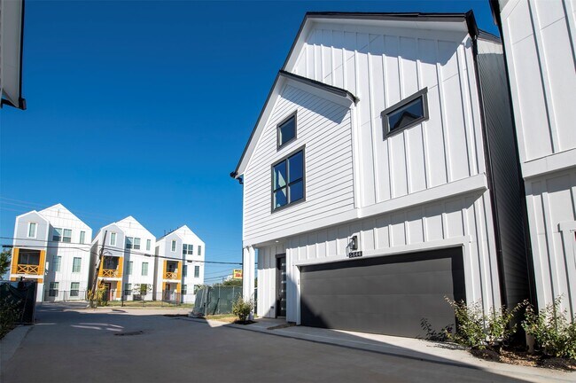 Building Photo - 5138 Rosslyn Rd