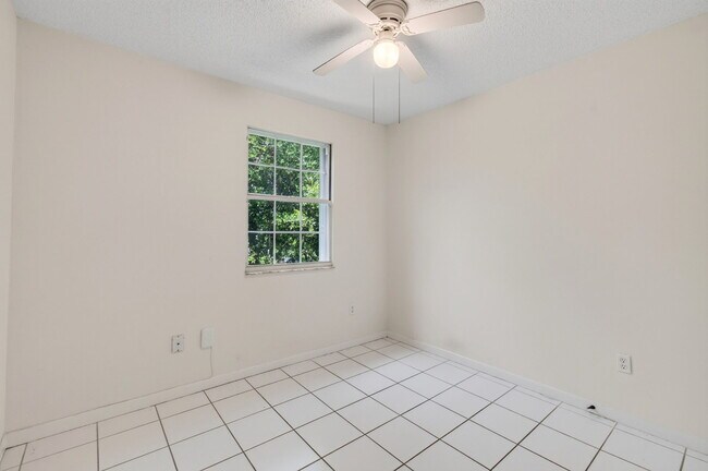 Building Photo - 179 Waterside Dr
