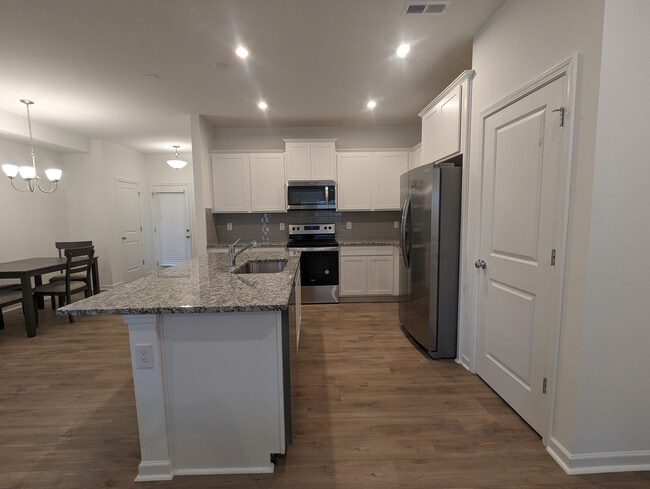 Building Photo - Room in Townhome on Leading St