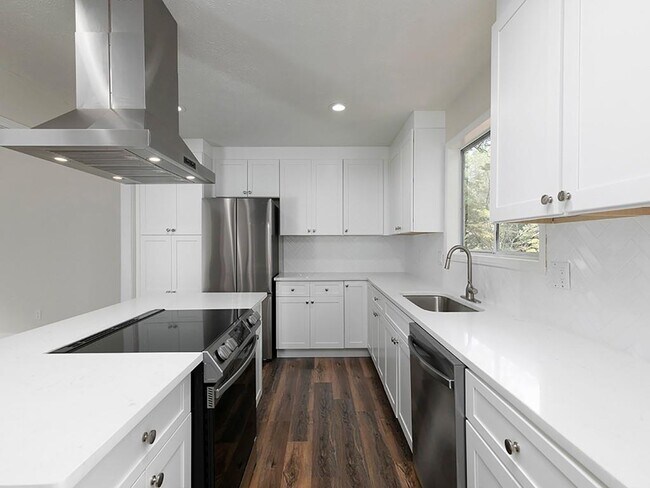 Building Photo - 2506 Kingsley Dr NE