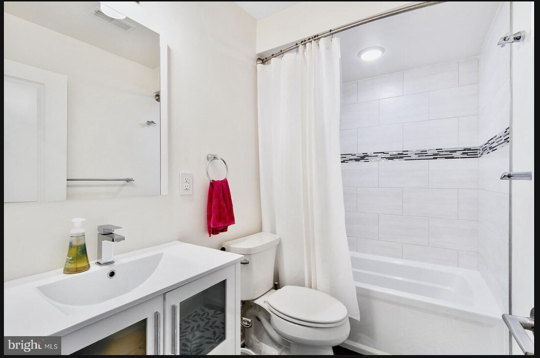 Building Photo - 2536 W Girard Ave