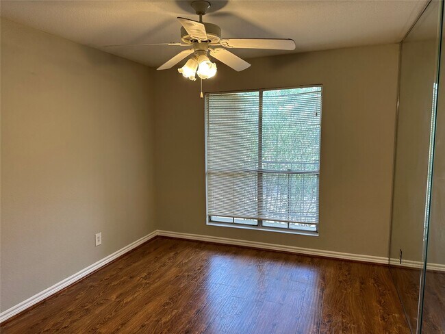 Building Photo - 3900 Woodchase Dr