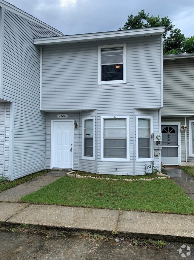 Building Photo - Cute townhome located in Lynn Haven with 2...