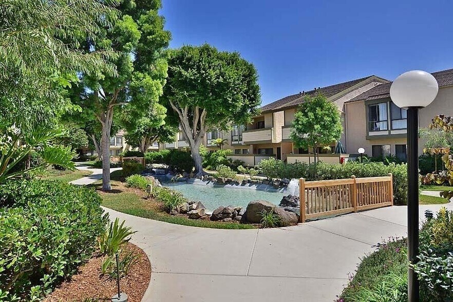 Building Photo - 9149 Village Glen Dr