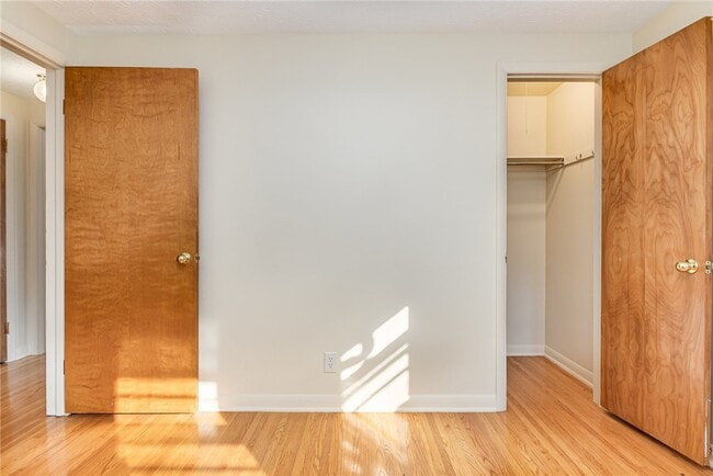 Building Photo - 16 Summit St