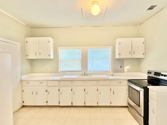 Building Photo - Two-Bedroom Cottage-Style Home