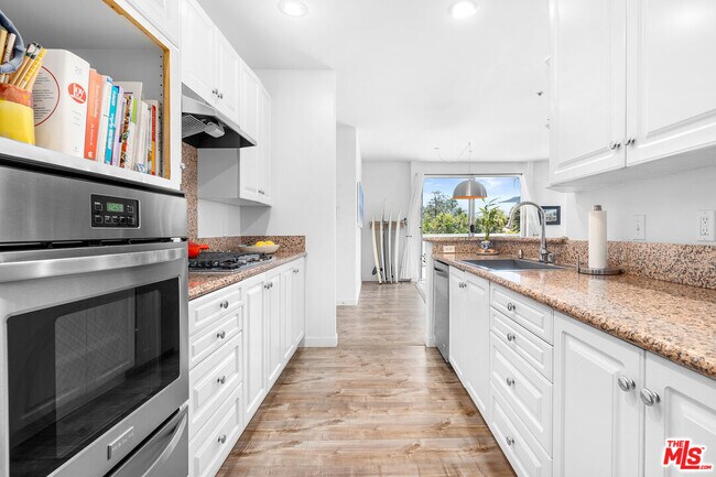 Building Photo - 811 S Lucerne Blvd