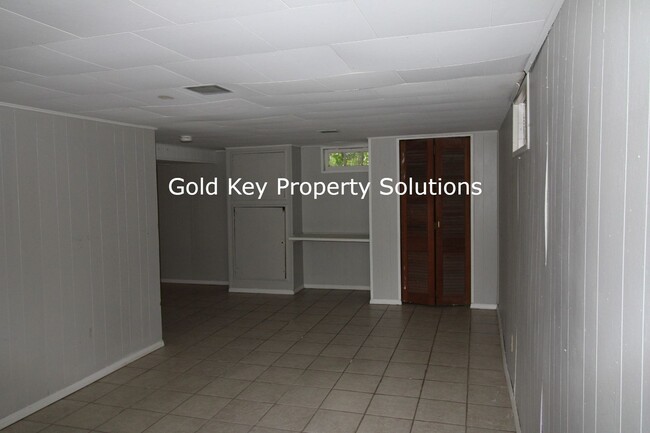 Building Photo - 4 Bedroom House Close to Ball State University. (NO SECTION 8)