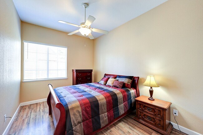 Building Photo - OPEN FLOOR PLAN WITH SIDEYARD PARKING AND ...