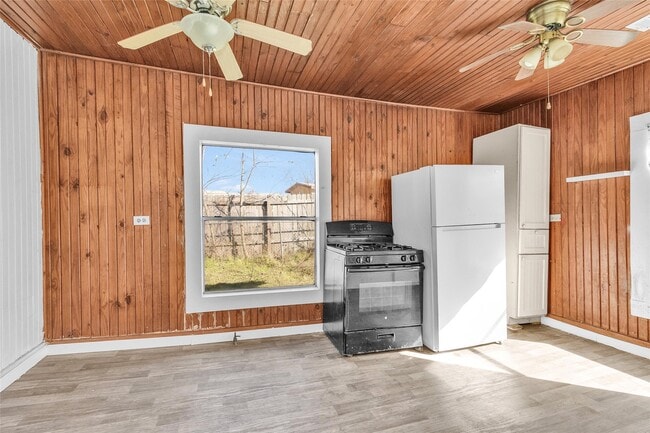 Building Photo - 203 W Powell St