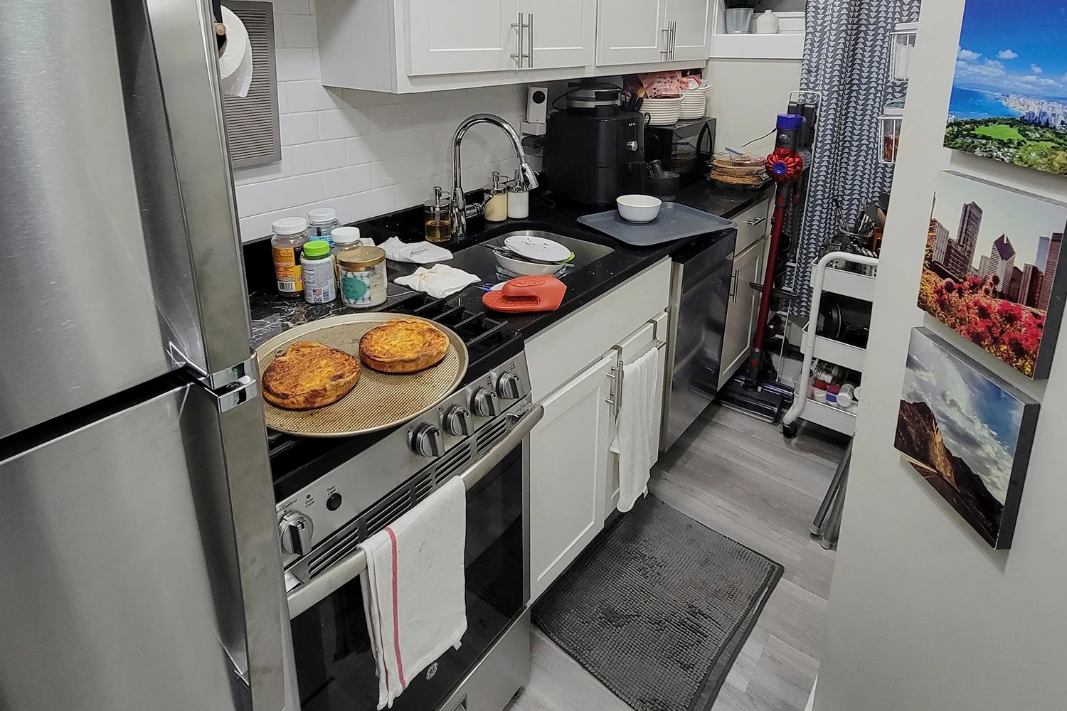 Building Photo - 648 W Roscoe St