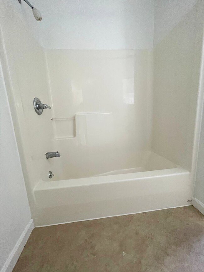 Building Photo - Quiet and Cozy Two Bed in SW Portland 5 plex~ Open Floor Plan~ Great Shared Outdoor Space~ Off St...