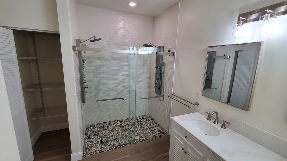 Building Photo - 10751 SW West Park Ave