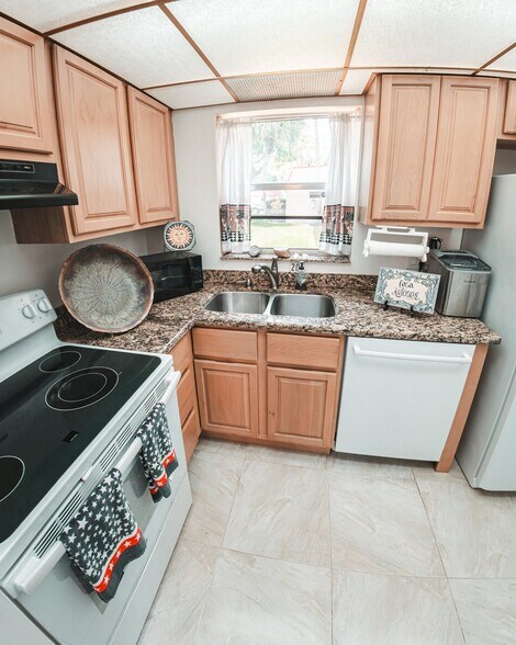 Building Photo - 204 Lake Frances Dr