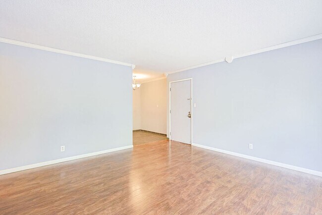 Building Photo - Spacious 2BR/1BA in Pembroke Gardens!