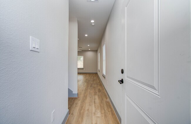 Building Photo - 837 S Victory Dr