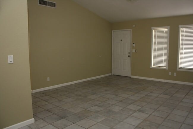Building Photo - Fabulous 3 bedroom 2 bathroom Big Back Yard