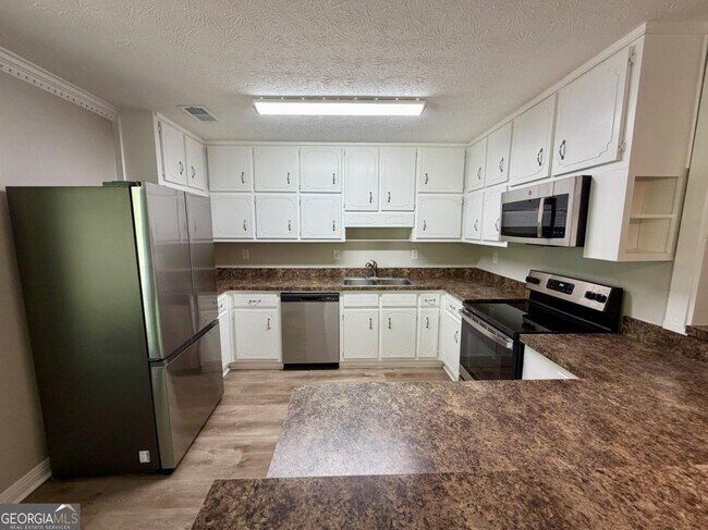 Building Photo - 285 Lakeshore Dr