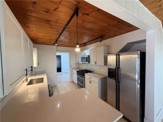 Building Photo - 112 King Phillip St