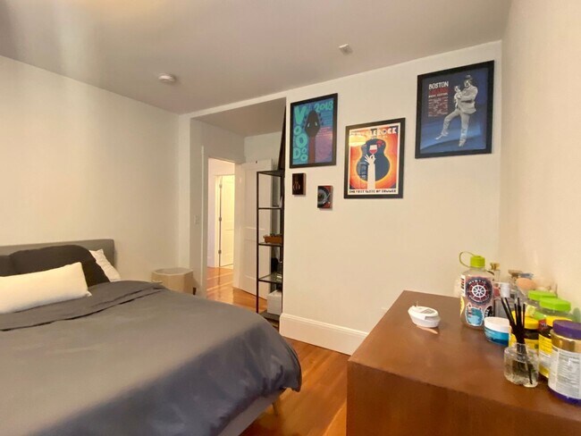Building Photo - Nicely renovated 2 bed in Brookline.