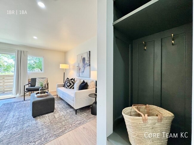 Building Photo - 4203 SW Trafficway-1B