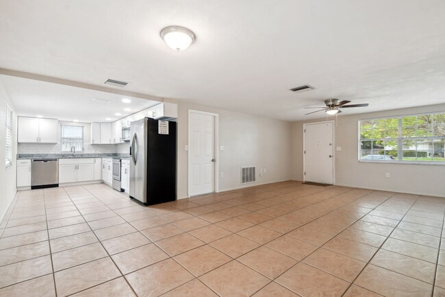 Building Photo - 4818 Dogwood St