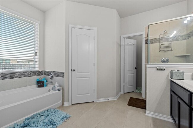 Building Photo - 8048 Bassano Dr