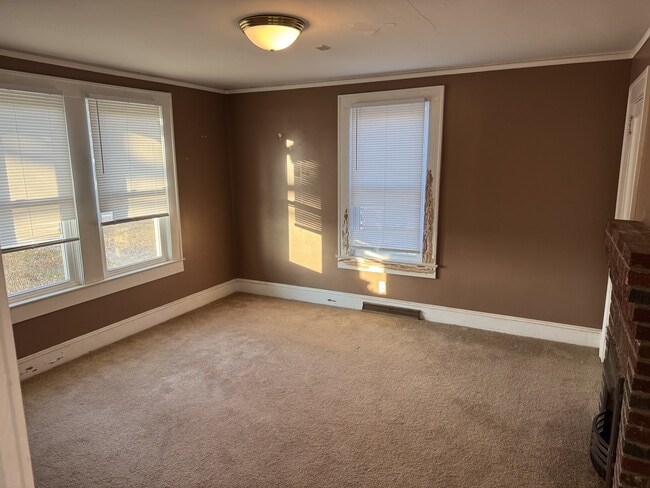 Building Photo - 14 Sulphur Springs Rd