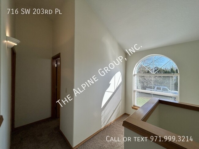 Building Photo - End-Unit Townhome in Quiet Location!