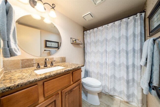 Building Photo - 2 Bedroom - 2 Bath Condo