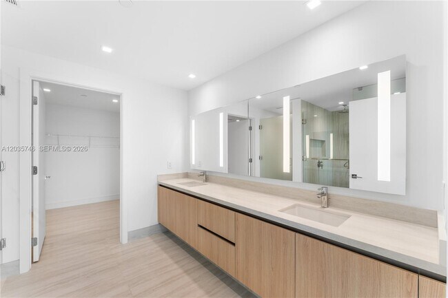 Building Photo - 2411 Laguna Cir