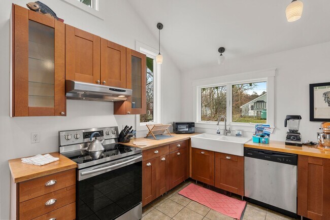 Building Photo - Year-round 3-Bedroom Home in Rockport