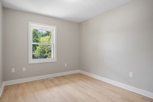 Building Photo - 3 bed/ 2 1/2 bath pet friendly fenced yard