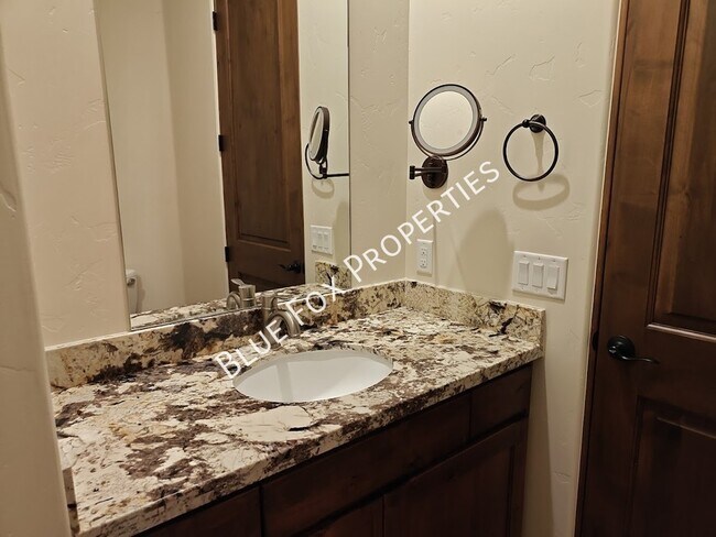 Building Photo - 13037 N Red Quail Pl