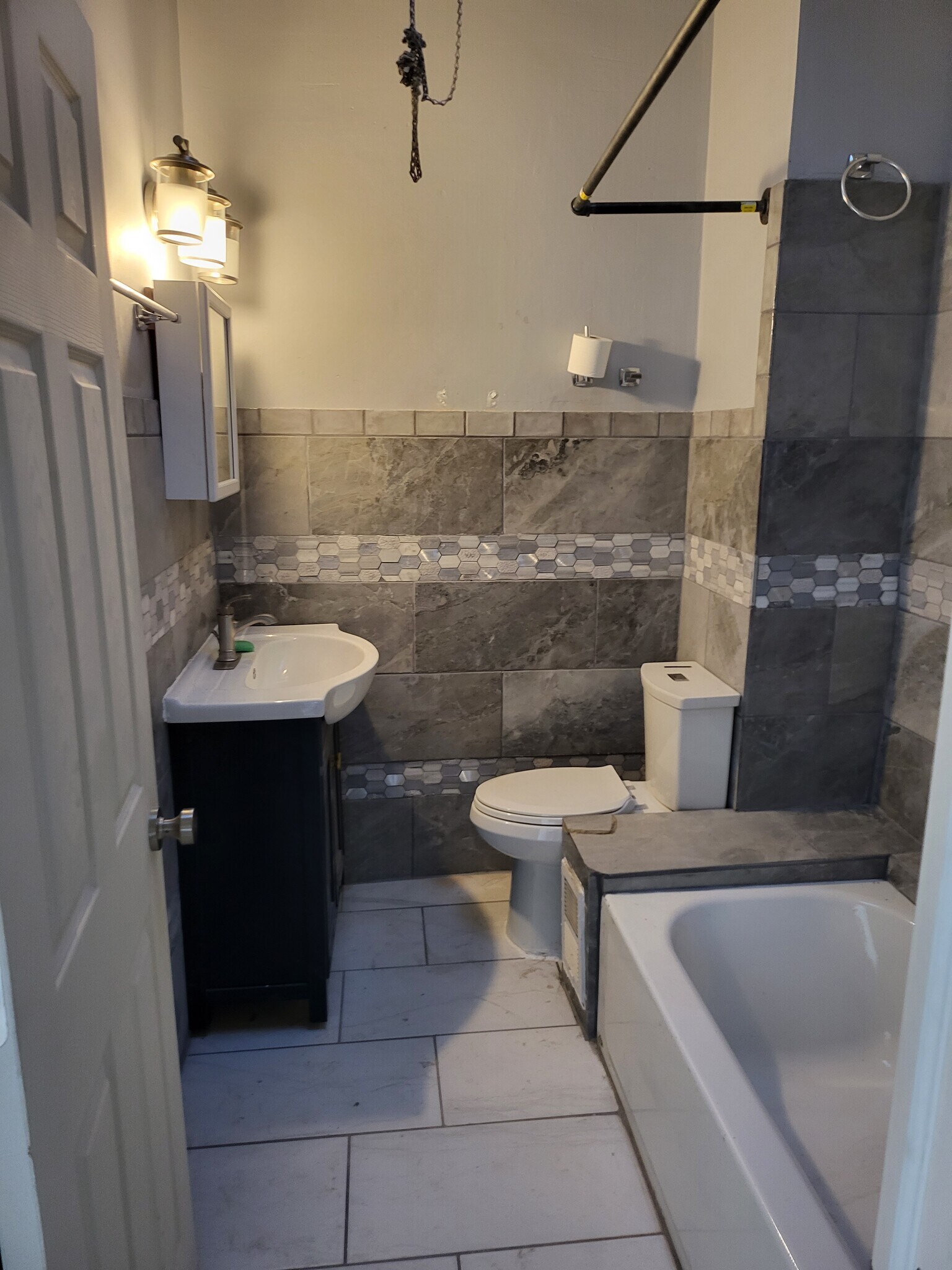 Building Photo - 643 N Peach St