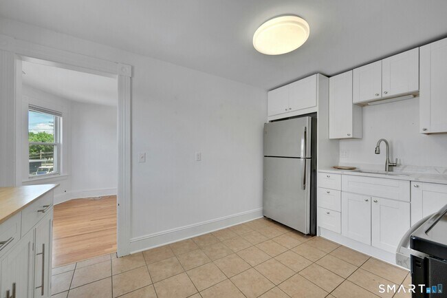 Building Photo - 125 Tunxis Hill Rd