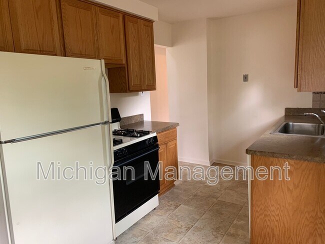 Building Photo - 32469 Rosslyn Ave