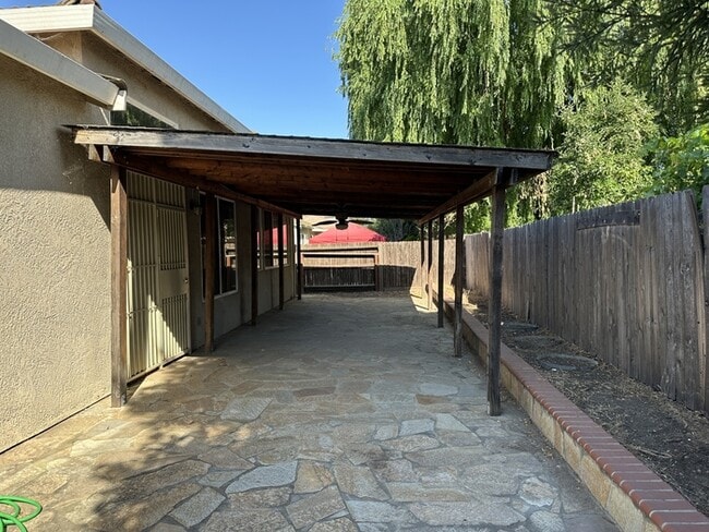 Building Photo - Weston Ranch 4 Bedroom 2.5 Bathroom Home