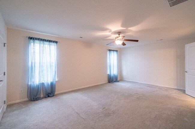 Building Photo - Spacious 4-Bedroom Home with Sunroom, Deck...