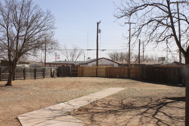 Building Photo - PRE-LEASING For August! 4 Bedroom/ 2 Bath Updated house close to TTU and LCU