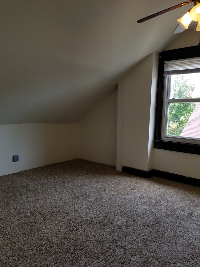 Building Photo - ***AUGUST 2027*** 5 Bed 3 Bath House Downtown