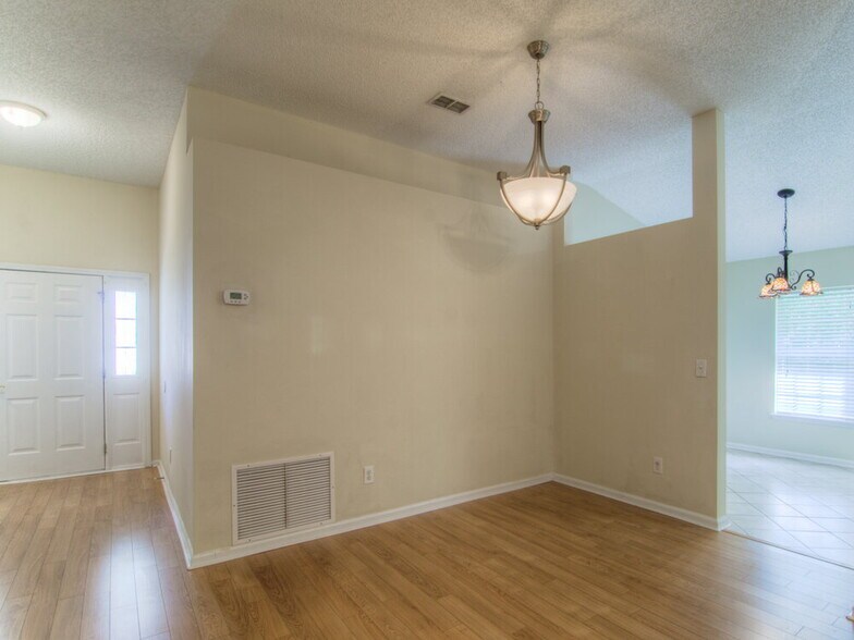 Building Photo - 1588 Glen View St